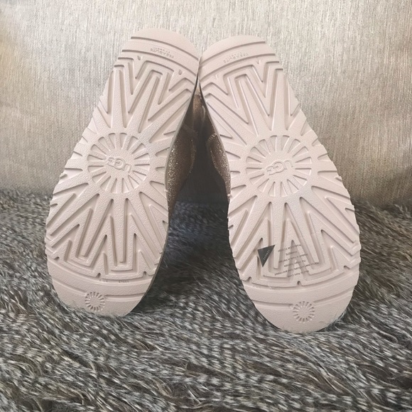 1 Day Sale!⚡️UGG Bailey Bow Sparkle Boots - Picture 5 of 5